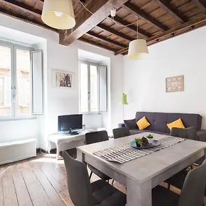 Apartment Muratte Facing Trevi's Fountain, Rome